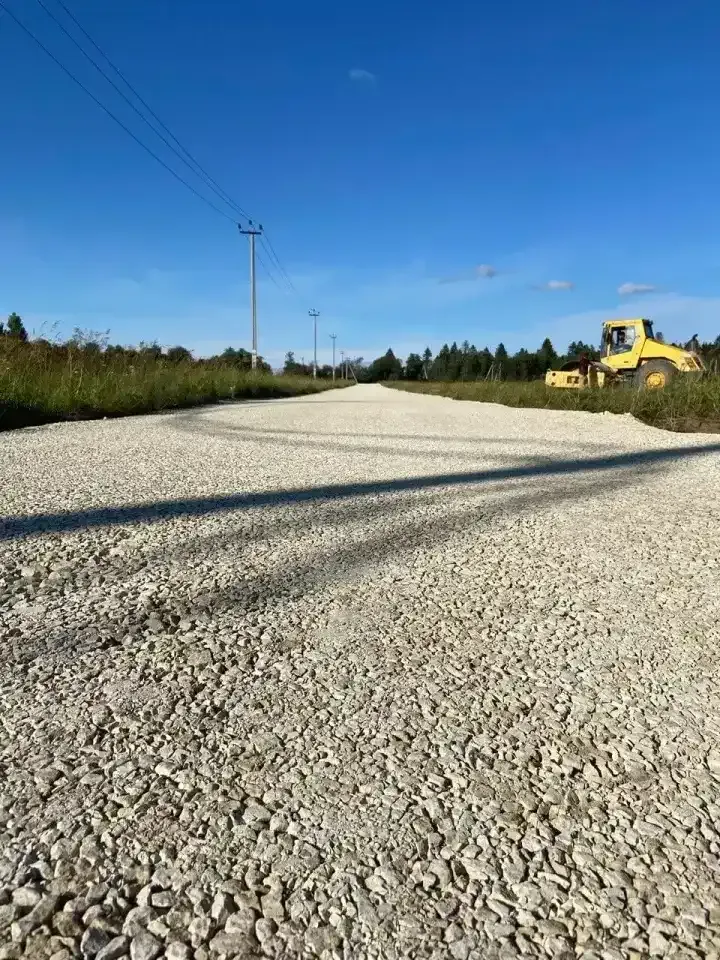 Дорожный каток на новой дороге посёлка